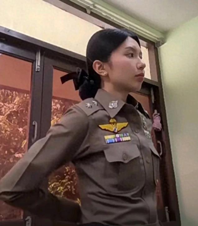 AG九游會(huì )泰國警服顏色款式設計的挺帥但卻考驗身材救人要緊不能只耍帥