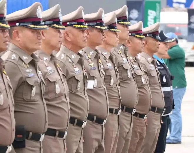 AG九游會(huì )泰國警服顏色款式設計的挺帥但卻考驗身材救人要緊不能只耍帥(圖3)