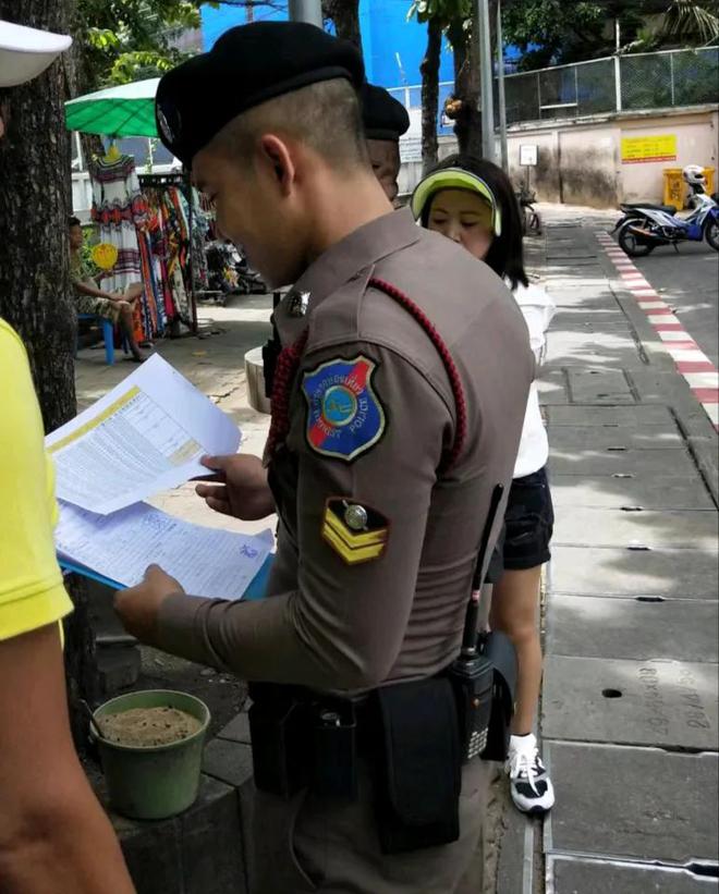 AG九游會(huì )泰國警服顏色款式設計的挺帥但卻考驗身材救人要緊不能只耍帥(圖5)