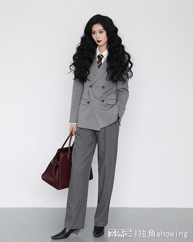 AG九游會(huì )小西服與短裙完美搭配展現職業(yè)女性的新氣質(zhì)(圖2)