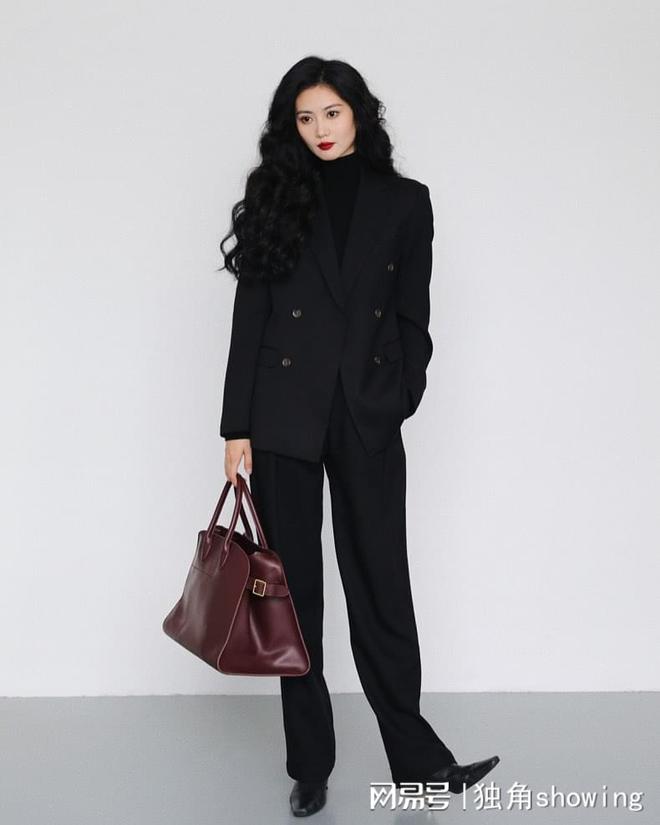 AG九游會(huì )小西服與短裙完美搭配展現職業(yè)女性的新氣質(zhì)(圖3)