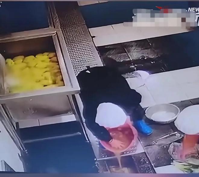AG九游會(huì )·「中國」官方網(wǎng)站學(xué)校食堂被質(zhì)疑用腳踩食材涉事學(xué)?；貞菏峭饷嫘」S(chǎng)不(圖3)